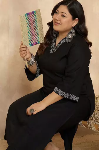 Women Plus Size Regular Thread Work Kurta with Trousers