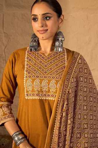Women Printed Straight Pure Cotton Kurta Trousers With Printed Dupatta set