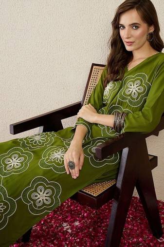Women Floral Embroidered Kurta with Trousers