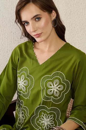 Women Floral Embroidered Kurta with Trousers