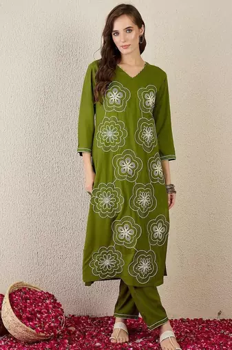 Women Floral Embroidered Kurta with Trousers