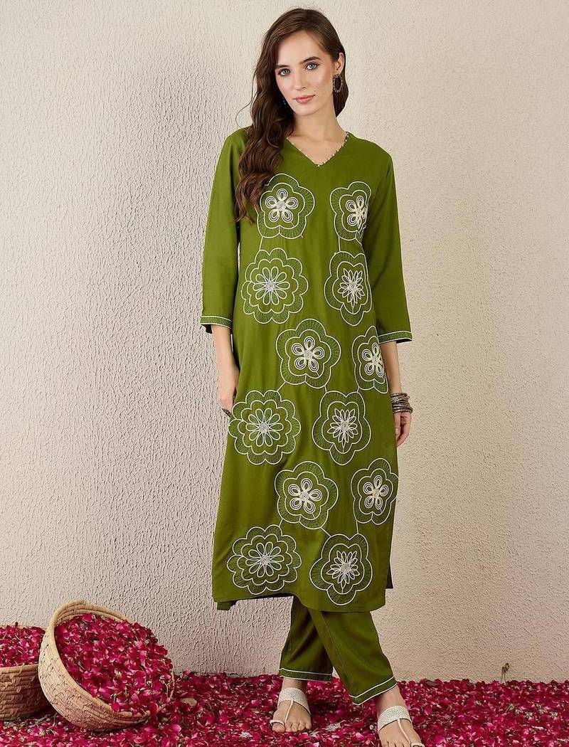 Women Floral Embroidered Kurta with Trousers