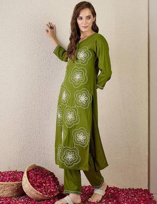 Women Floral Embroidered Kurta with Trousers 4