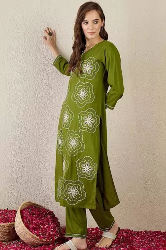 Women Floral Embroidered Kurta with Trousers