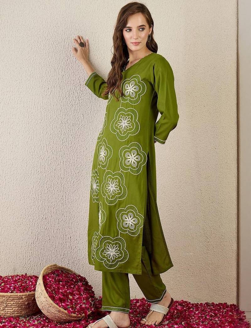 Women Floral Embroidered Kurta with Trousers