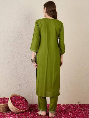 Women Floral Embroidered Kurta with Trousers 5