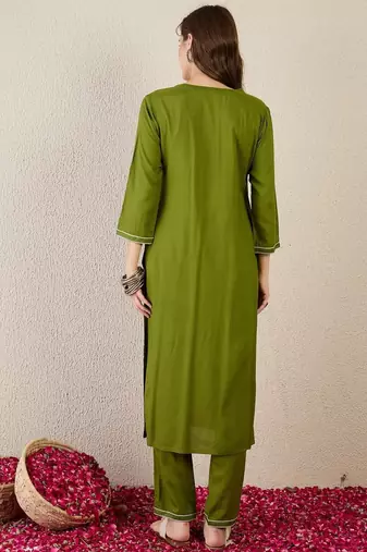 Women Floral Embroidered Kurta with Trousers