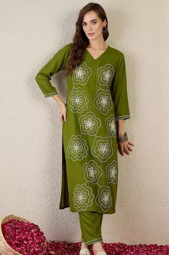 Women Floral Embroidered Kurta with Trousers