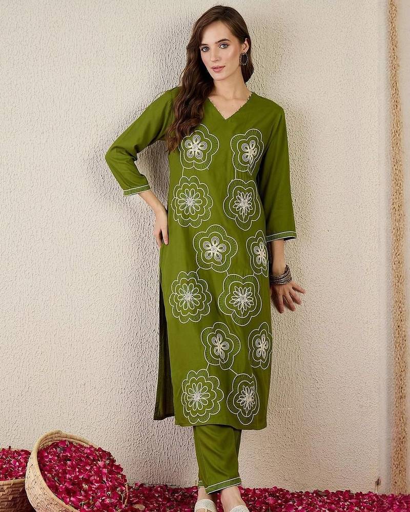 Women Floral Embroidered Kurta with Trousers
