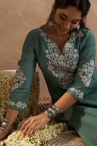 Women Ethnic Motifs Embroidered Regular Thread Work Kurta with Trousers