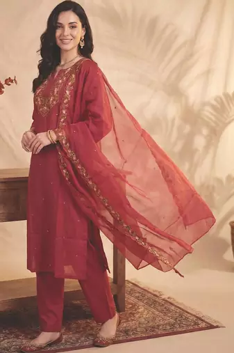 Women Floral Embroidered Regular Thread Work Kurta with Trousers & With Dupatta