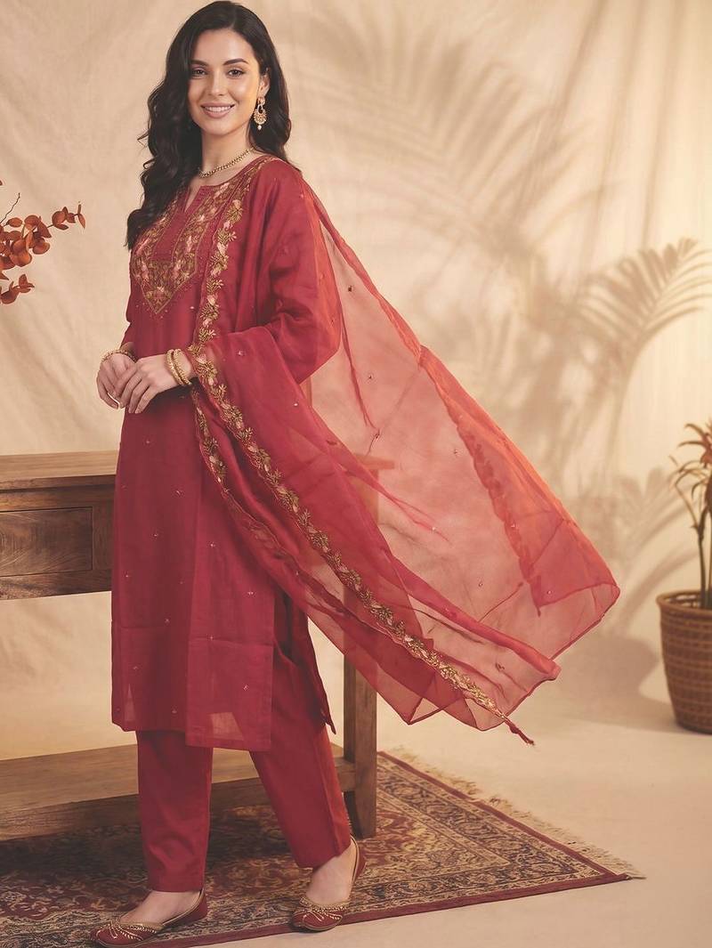Women Floral Embroidered Regular Thread Work Kurta with Trousers & With Dupatta
