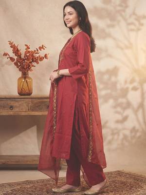 Women Floral Embroidered Regular Thread Work Kurta with Trousers & With Dupatta 3