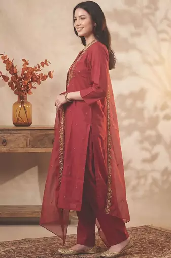 Women Floral Embroidered Regular Thread Work Kurta with Trousers & With Dupatta