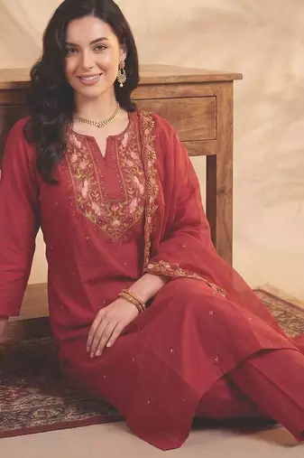 Women Floral Embroidered Regular Thread Work Kurta with Trousers & With Dupatta