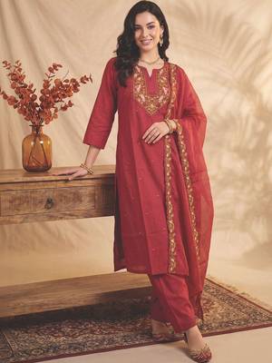 Women Floral Embroidered Regular Thread Work Kurta with Trousers & With Dupatta 6