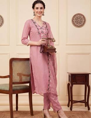 Women Floral Embroidered Regular Thread Work Kurta with Trousers & With Dupatta 1