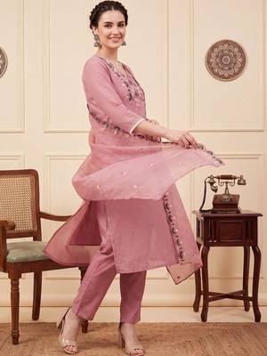 Women Floral Embroidered Regular Thread Work Kurta with Trousers & With Dupatta 3