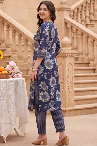 Women Floral Printed Regular Kurta with Trousers & With Dupatta