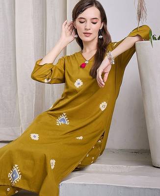 Women Geometric Printed Cotton Kurta with Trousers 1