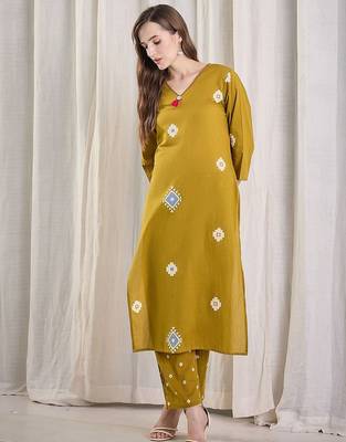 Women Geometric Printed Cotton Kurta with Trousers 2