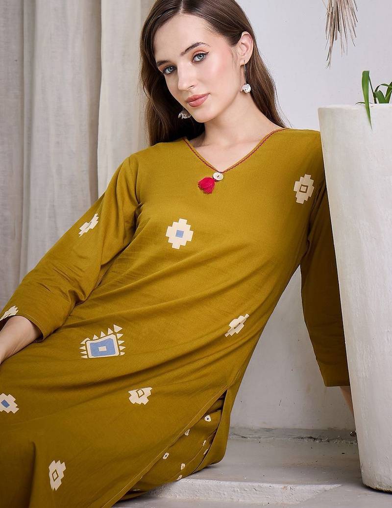 Women Geometric Printed Cotton Kurta with Trousers