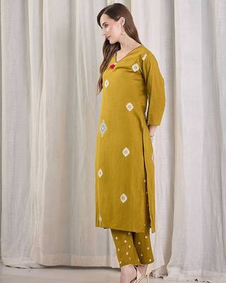 Women Geometric Printed Cotton Kurta with Trousers 4