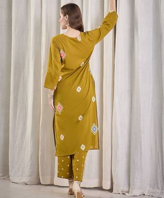 Women Geometric Printed Cotton Kurta with Trousers 5