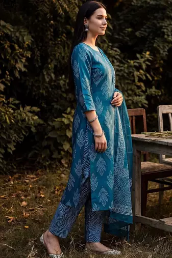 Women Ethnic Motifs Printed Regular Thread Work Linen Kurta with Trousers & With Dupatta