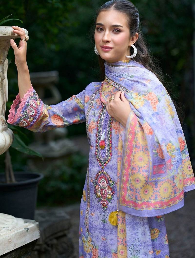 Women Floral Printed Regular Thread Work Linen Kurta with Trousers & With Dupatta