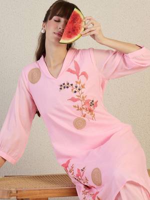 Women Floral Embroidered Cotton Kurta with Trousers 1