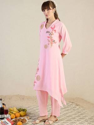 Women Floral Embroidered Cotton Kurta with Trousers 2