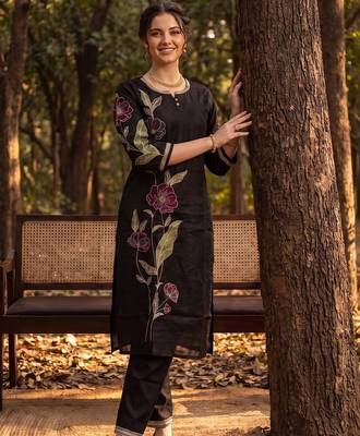 Women Floral Embroidered Regular Thread Work Liva Kurta with Trousers 1