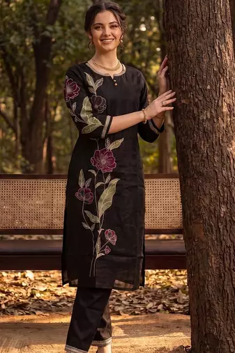 Women Floral Embroidered Regular Thread Work Liva Kurta with Trousers