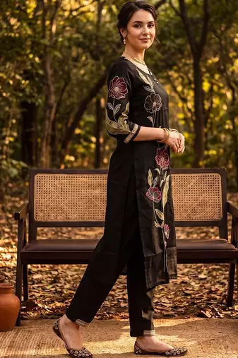 Women Floral Embroidered Regular Thread Work Liva Kurta with Trousers
