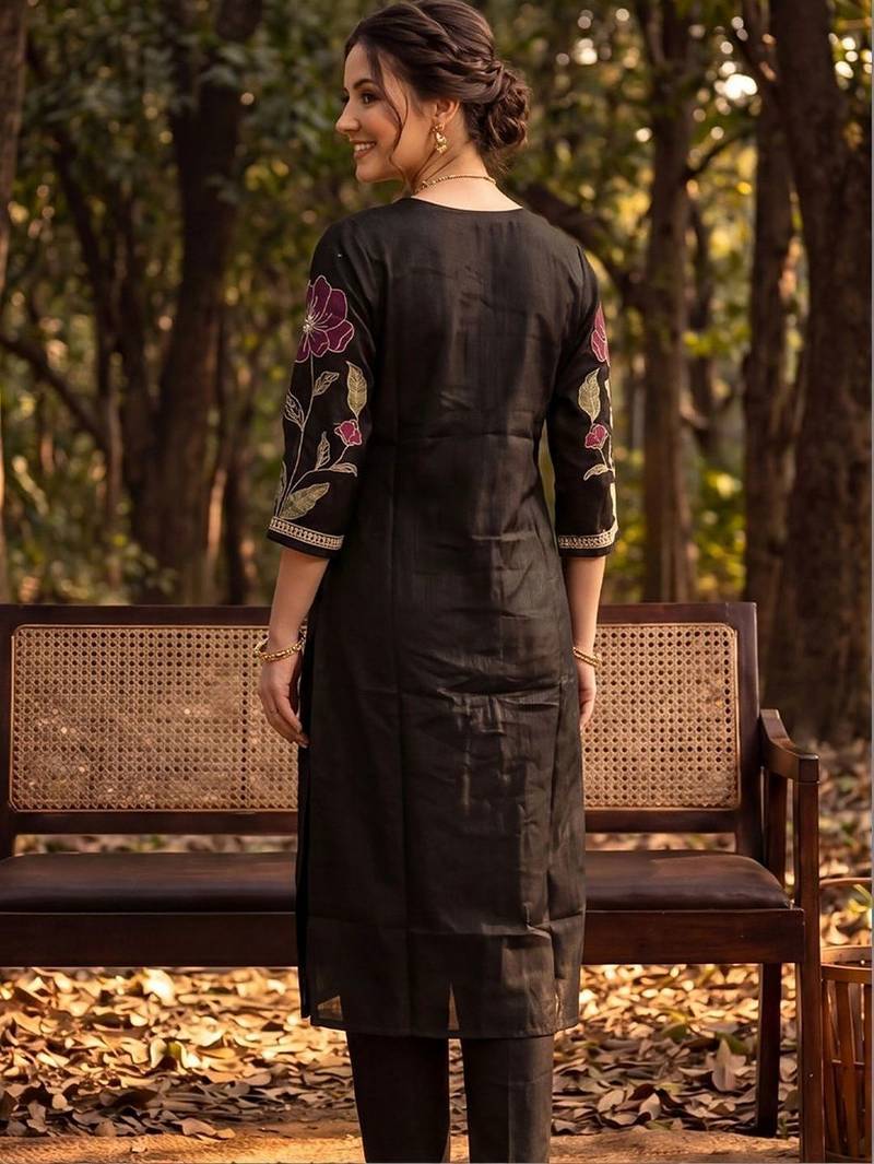 Women Floral Embroidered Regular Thread Work Liva Kurta with Trousers