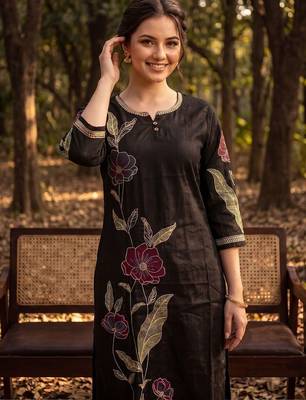 Women Floral Embroidered Regular Thread Work Liva Kurta with Trousers 4