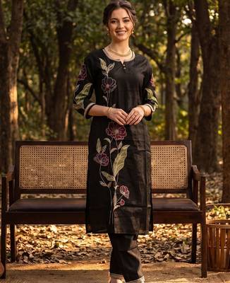 Women Floral Embroidered Regular Thread Work Liva Kurta with Trousers 6