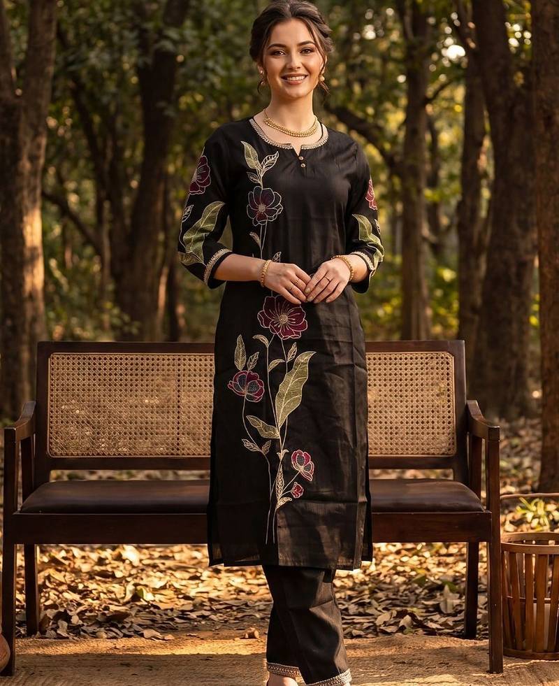 Women Floral Embroidered Regular Thread Work Liva Kurta with Trousers