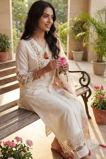 Women Floral Embroidered Regular Thread Work Linen Kurta with Trousers & With Dupatta