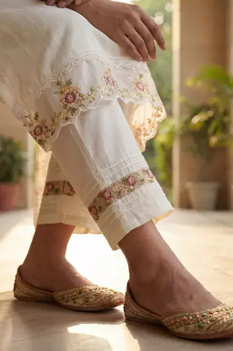 Women Floral Embroidered Regular Thread Work Linen Kurta with Trousers & With Dupatta