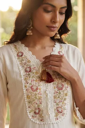 Women Floral Embroidered Regular Thread Work Linen Kurta with Trousers & With Dupatta