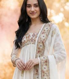 Women Floral Printed Regular Pure Cotton Kurta with Trousers & With Dupatta