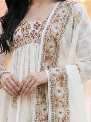 Women Floral Printed Regular Pure Cotton Kurta with Trousers & With Dupatta 3