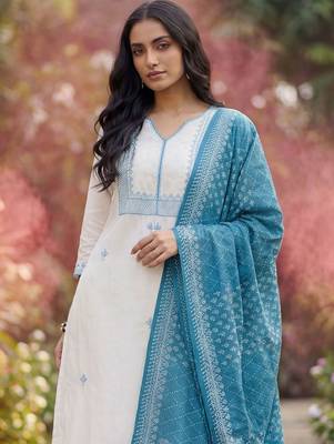 Women Ethnic Motifs Embroidered Regular Thread Work Kurta with Trousers & With Dupatta 3