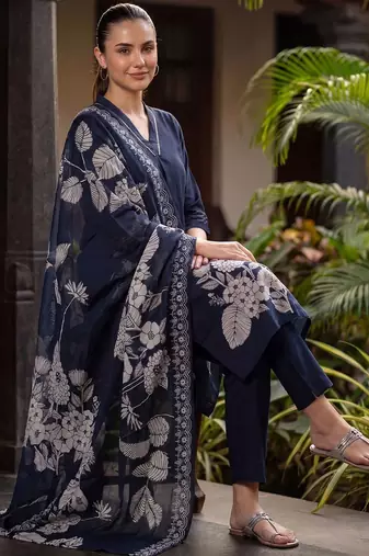 Women Floral Printed Regular Pure Cotton Kurta with Trousers & With Dupatta