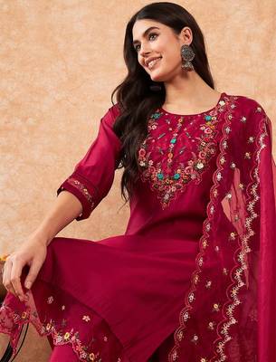 Floral Embroidered Regular Thread Work Kurta with Trousers & Dupatta 2
