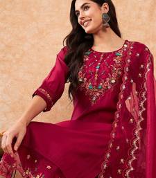 Floral Embroidered Regular Thread Work Kurta with Trousers & Dupatta