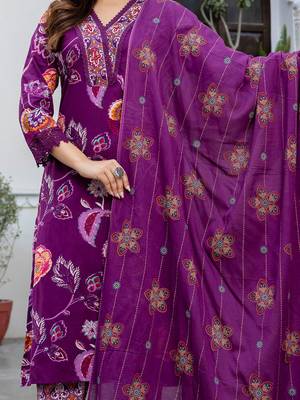Women Floral Printed Regular Thread Work Pure Cotton Kurta with Trousers & With Dupatta 2