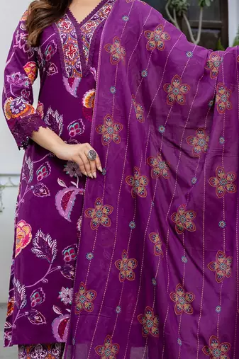 Women Floral Printed Regular Thread Work Pure Cotton Kurta with Trousers & With Dupatta